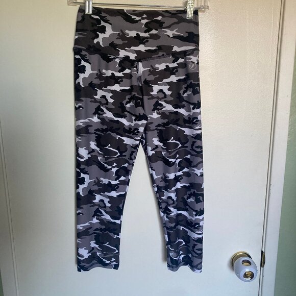 ABS2B high waist camo print scrunch butt capri leggings size medium - Picture 3 of 5
